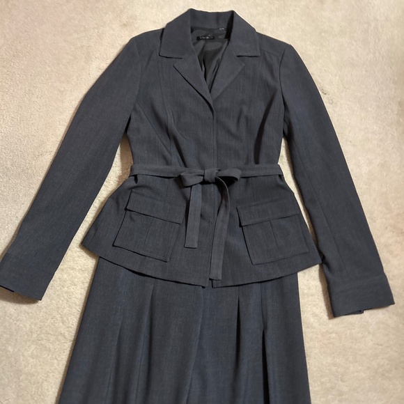 Tahari Dark Gray Suit Jacket, Size 8 - Picture 15 of 16